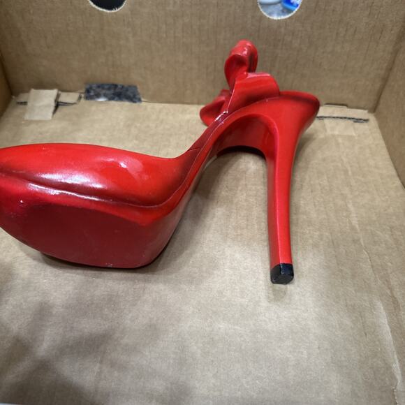 Red High Heel Stiletto Decorative Wine Bottle Holder - Picture 5 of 7